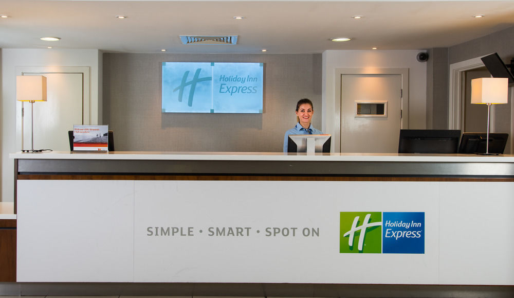Holiday Inn Express London-Wimbledon-South, An Ihg Hotel Екстер'єр фото